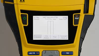 Batterie en train d’être insérée sous l’imprimante M710.